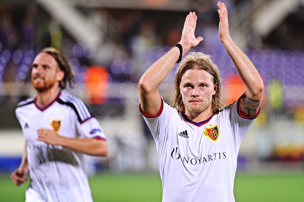 epa04935927 Basel's Birkir Bjarnason (R) celebrates after the UEFA Europa League group I soccer match between AC Fiorentina and FC Basel 1893 at the Artemio Franchi stadium in Florence, Italy, 17 September 2015. Basel won 2-1. EPA/MAURIZIO DEGL'INNOCENTI