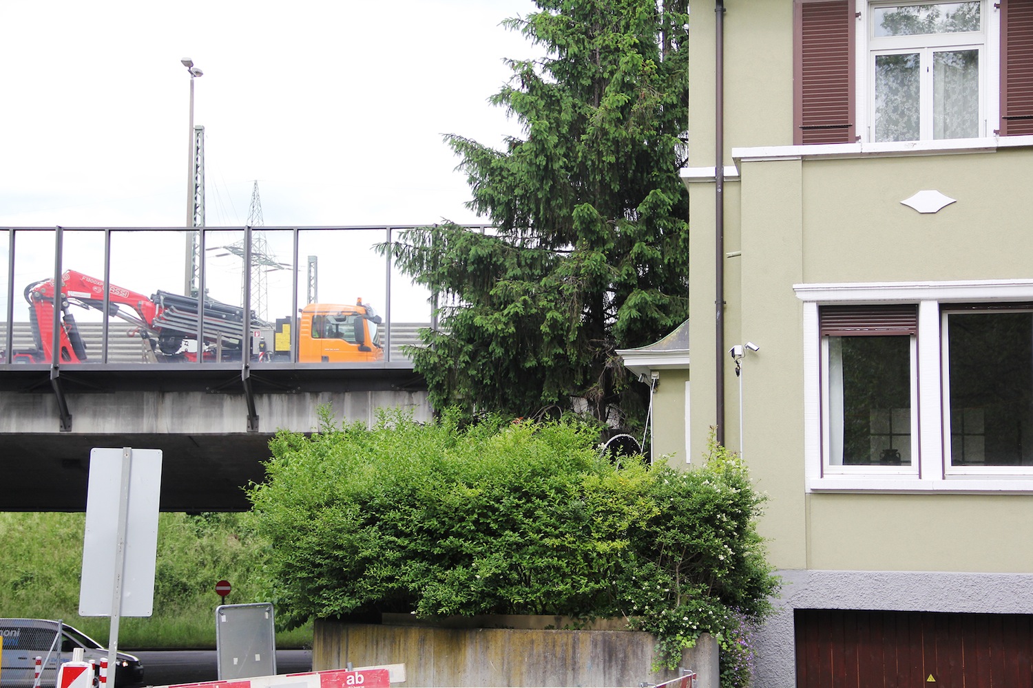 Wenn Lastwagen am Fenster vorbeirattern: Ein Aufenthalt im Garten ist für manche Anwohner des Wettsteinquartiers nicht möglich. Daher wird nun zusammen mit den Kollegen aus der Breite eine weitere Lärmschutz-Petition lanciert.