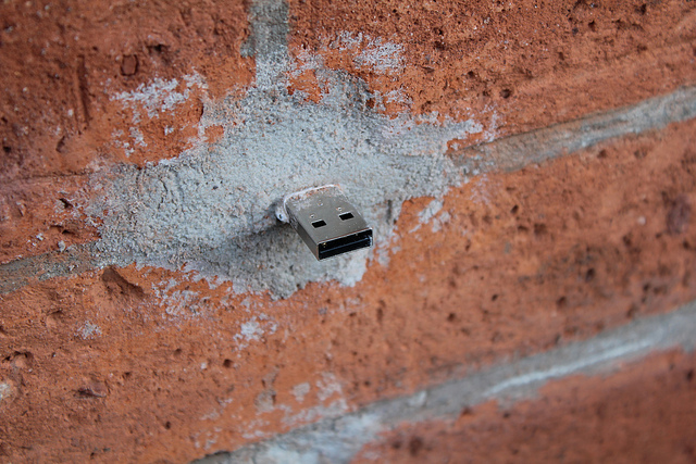 Ein Exemplar eines «Dead Drop» des Künstlers Aram Bartholl.