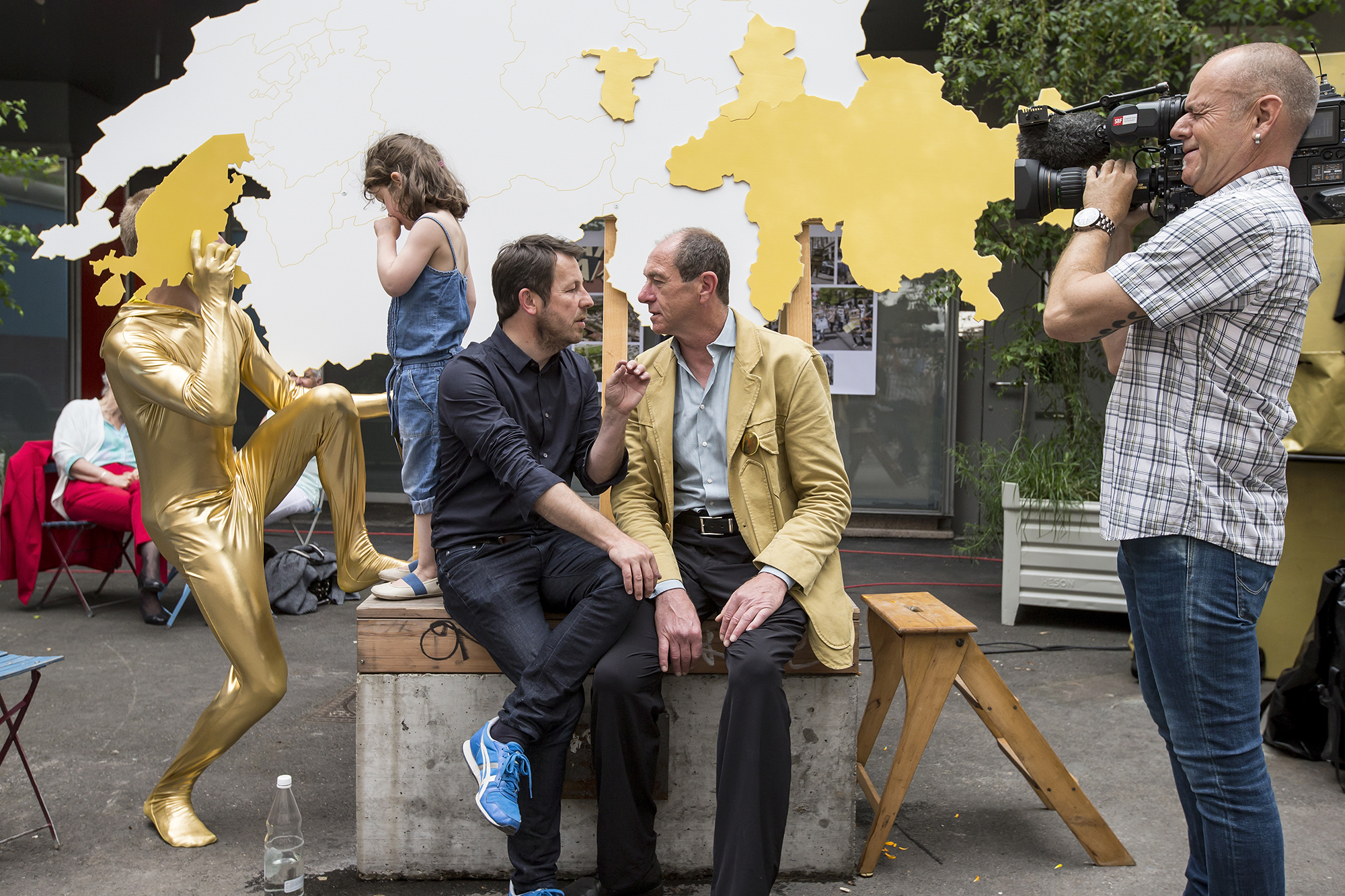 Die beiden Ur-Initianten Daniel Häni, links, und Enno Schmidt, rechts, am Abstimmungsfest. 
