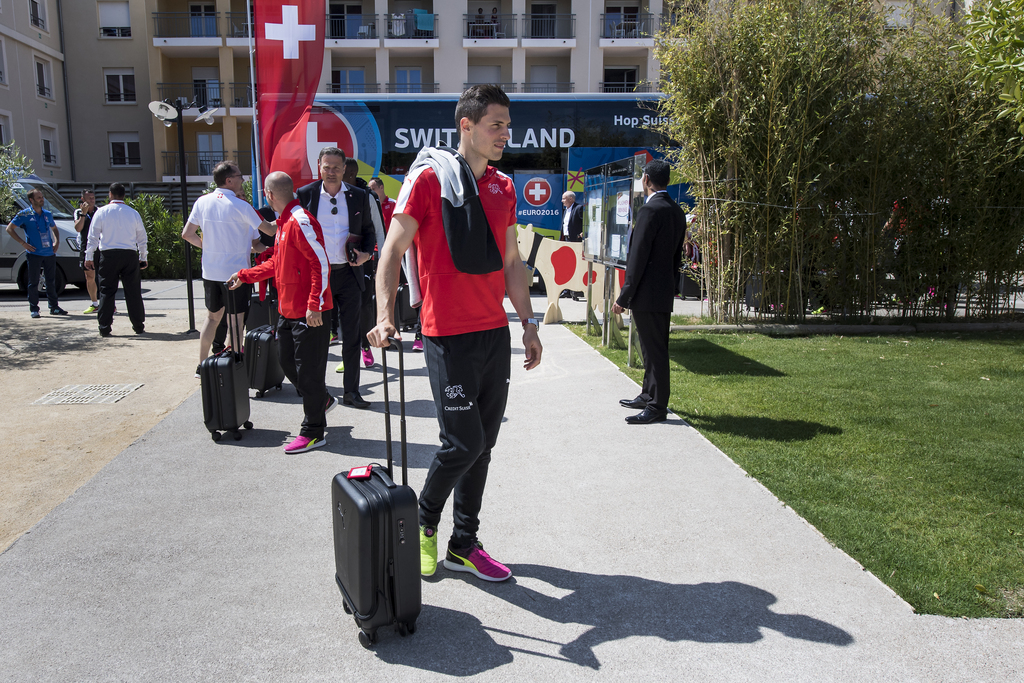 The Swiss national soccer team with Swiss defender Fabian Schaer, arrives with the car, at the team hotel, in Montpellier, France, Monday, June 6, 2016. The Swiss national soccer team will play in Group A during the UEFA EURO 2016 soccer championship in France. (KEYSTONE/Jean-Christophe Bott)
