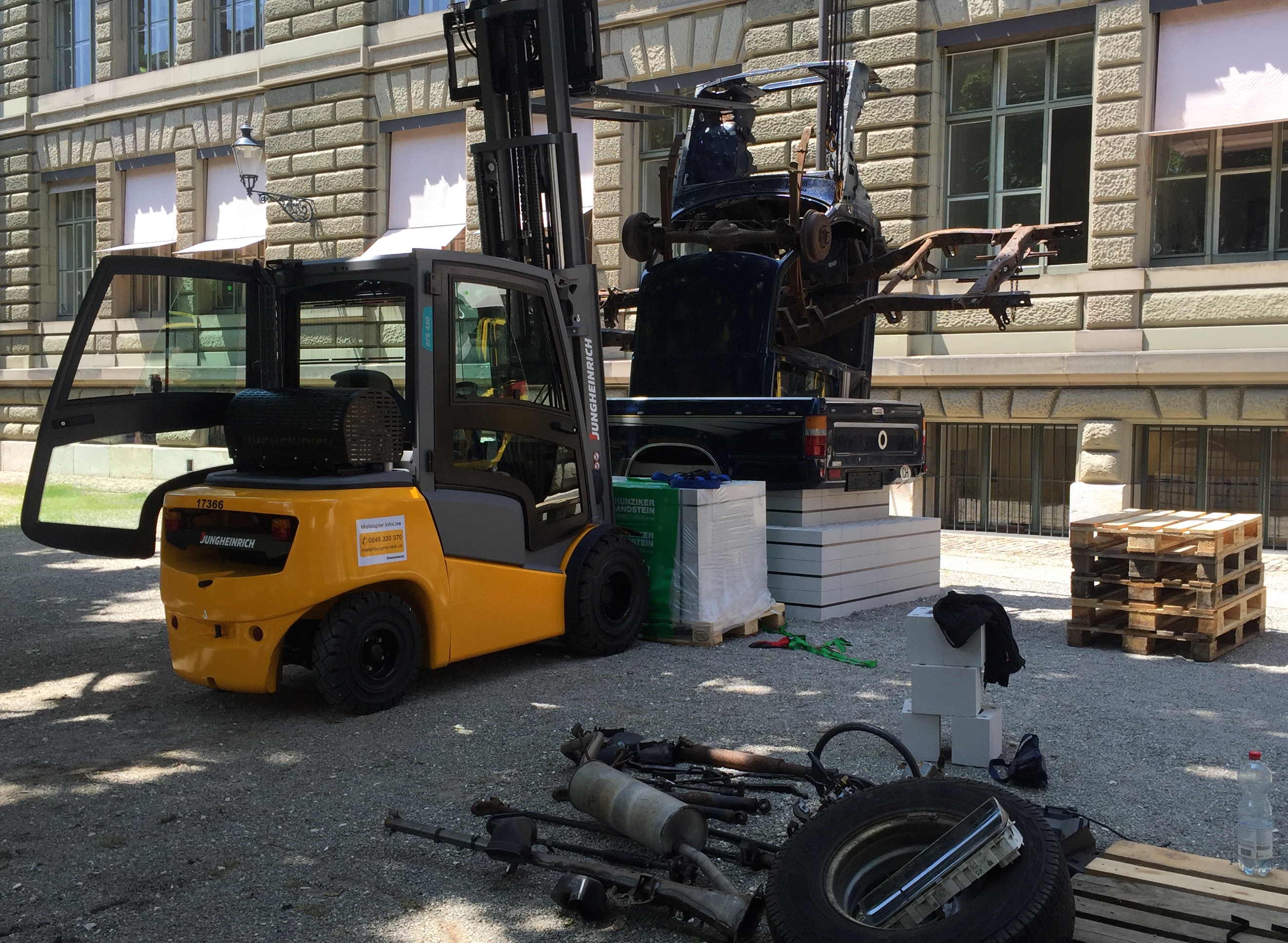 Virginia Overton installiert hinter dem Baudepartement ihre Arbeit: Ein auseinandergenommener Pickup wird neu zusammengesetzt – hier noch in der Entstehung.