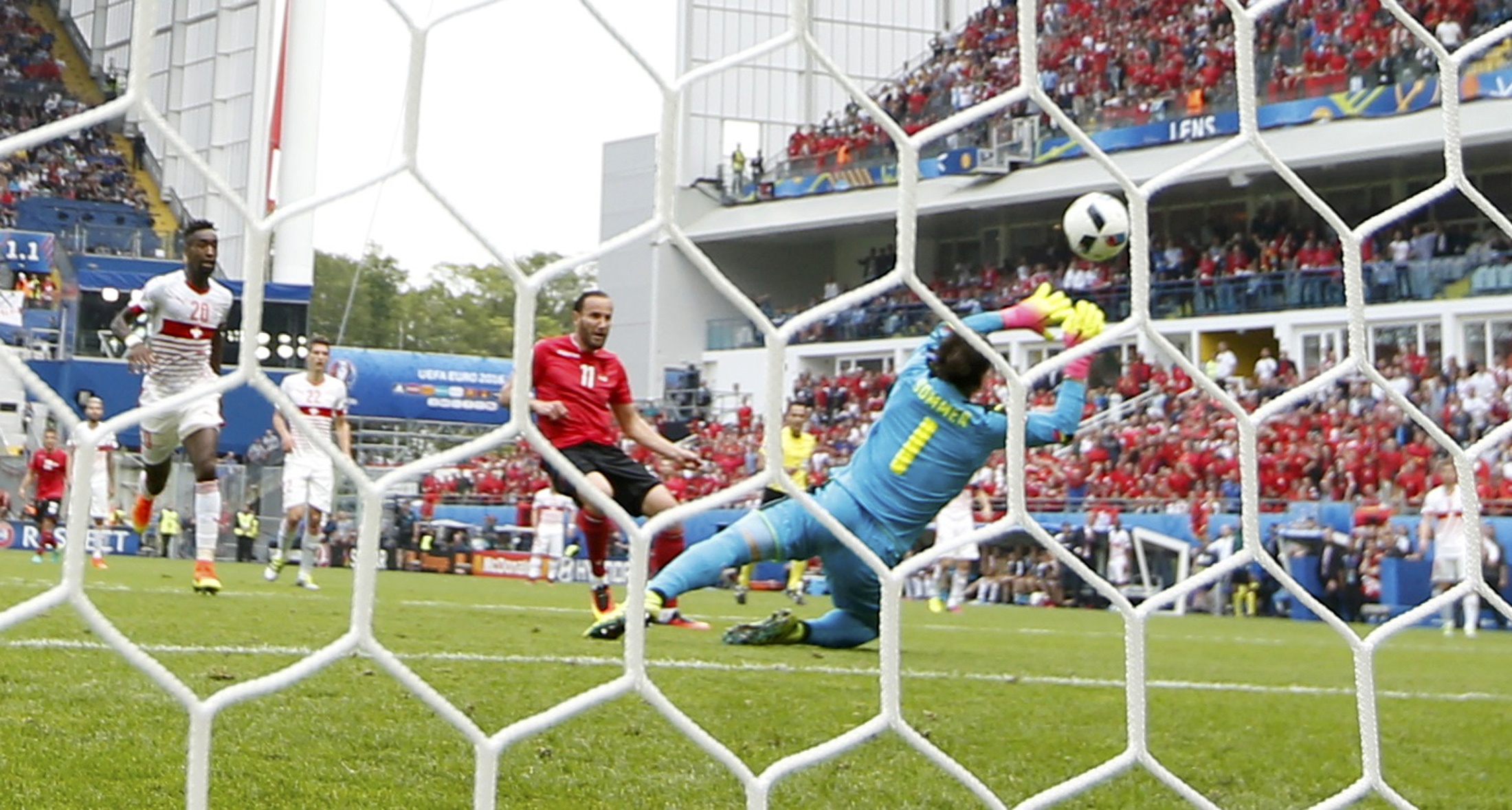 Football Soccer - Albania v Switzerland - EURO 2016 - Group A - Stade Bollaert-Delelis, Lens, France - 11/6/16 Switzerland's goalkeeper Yann Sommer makes a save. REUTERS/John Sibley