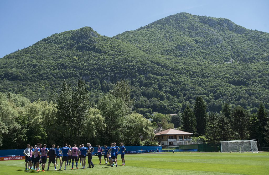 epa05354623 Iceland players during a training session of the Iceland team in Annecy-le-Vieux, France 10 June 2016. EPA/CJ GUNTHER