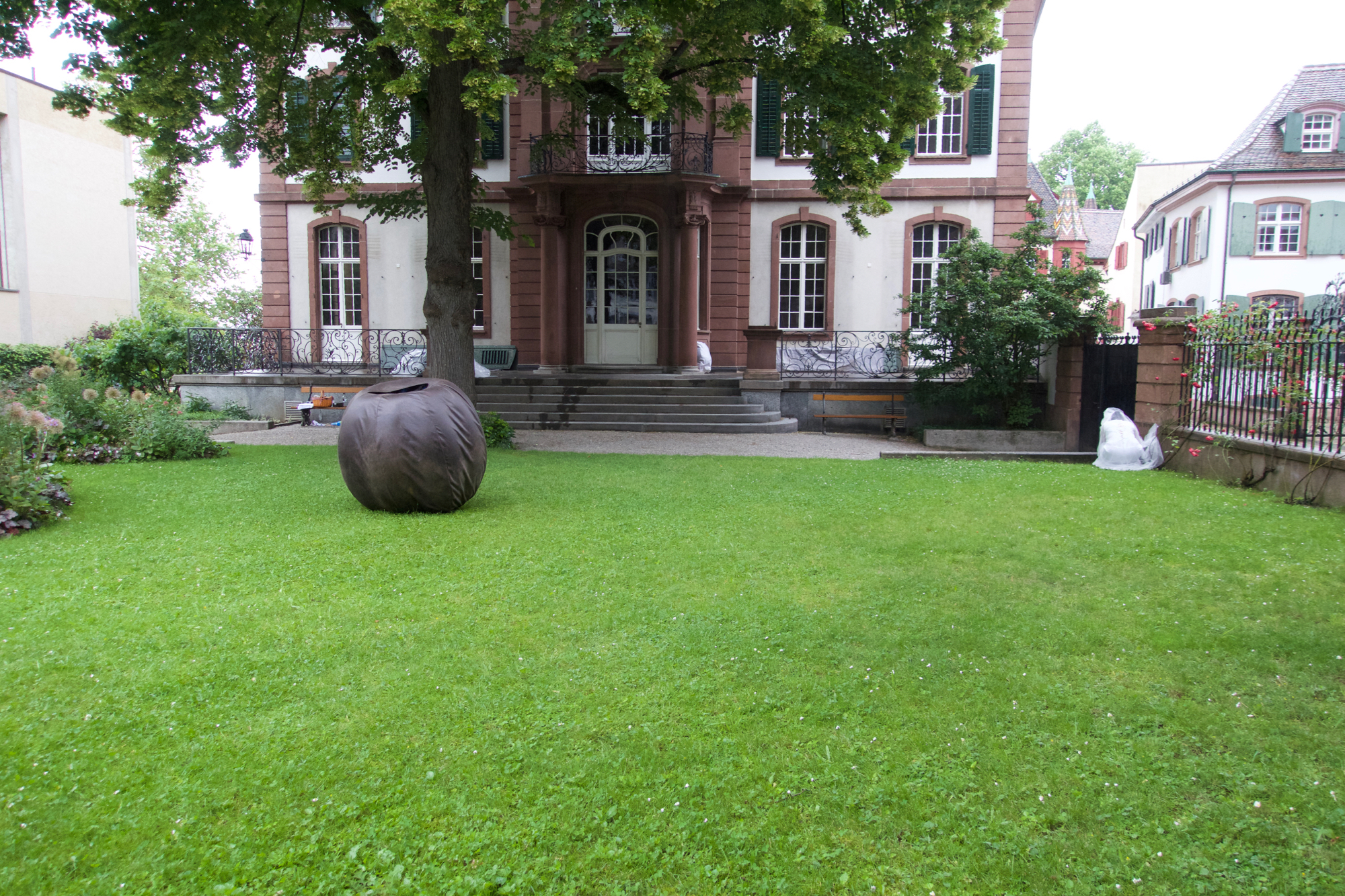 Der Schrei nach Liebe im Vorgarten des Zivilstandsamts: Performative Installation von Tracey Rose.