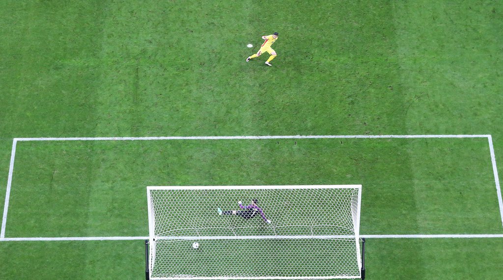 epa05355929 Bogdan Stancu of Romania scores the 1-1 with a penalty against French goalkeeper Hugo Lloris during the UEFA EURO 2016 group A preliminary round match between France and Romania at Stade de France in Saint-Denis, France, 10 June 2016.....(RESTRICTIONS APPLY: For editorial news reporting purposes only. Not used for commercial or marketing purposes without prior written approval of UEFA. Images must appear as still images and must not emulate match action video footage. Photographs published in online publications (whether via the Internet or otherwise) shall have an interval of at least 20 seconds between the posting.) EPA/YOAN VALAT EDITORIAL USE ONLY