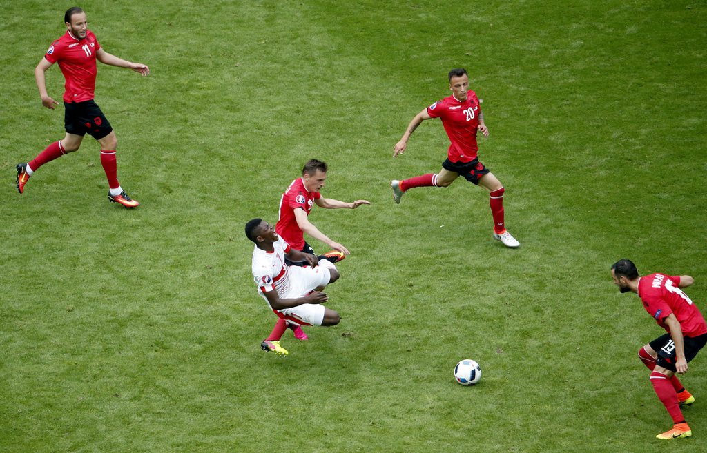 epa05357216 Breel Embolo (C-L) of Switzerland and Burim Kukeli (C-R) of Albania in action during the UEFA EURO 2016 group A preliminary round match between Albania and Switzerland at Stade Bollaert-Delelis in Lens Agglomeration, France, 11 June 2016.....(RESTRICTIONS APPLY: For editorial news reporting purposes only. Not used for commercial or marketing purposes without prior written approval of UEFA. Images must appear as still images and must not emulate match action video footage. Photographs published in online publications (whether via the Internet or otherwise) shall have an interval of at least 20 seconds between the posting.) EPA/SHAWN THEW EDITORIAL USE ONLY