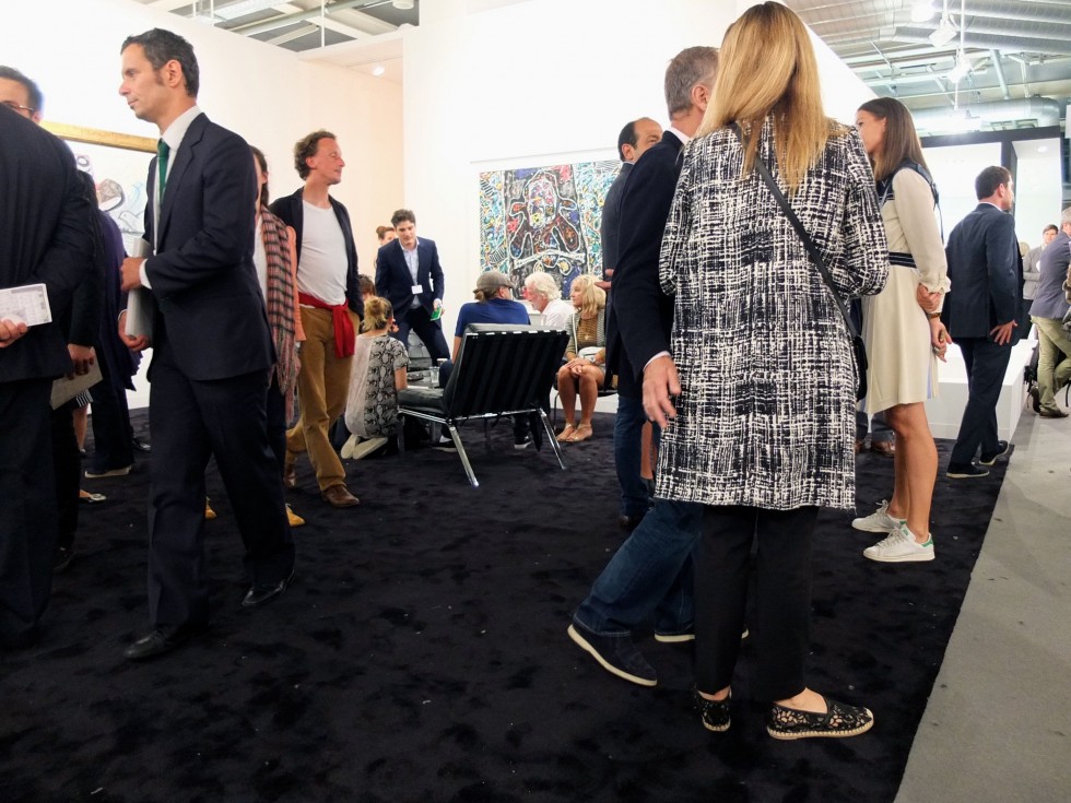 Prominenter Besucher: Leo DiCaprio (blaues T-Shirt) am Stand der Galerie Helly Nahmad 2015.
