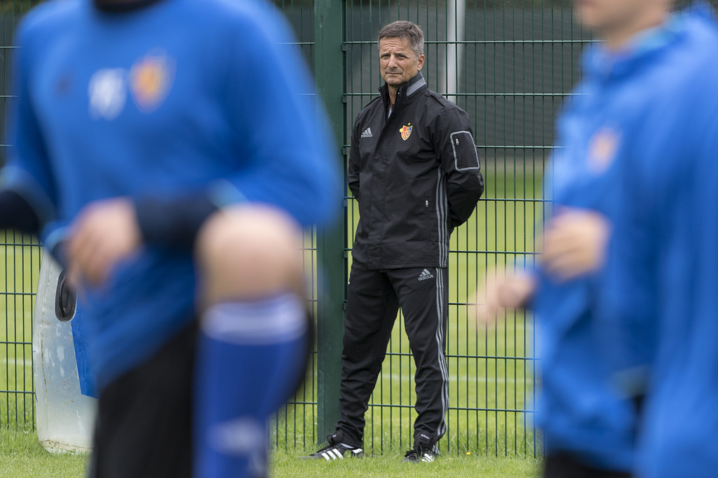 Werner Leuthard, der neue Leiter Fitness, Mitte, beobachtet das Training des FC Basel auf den Trainingsplaetzen St. Jakob in Basel am Donnerstag, 16. Juni 2016. (KEYSTONE/Georgios Kefalas)