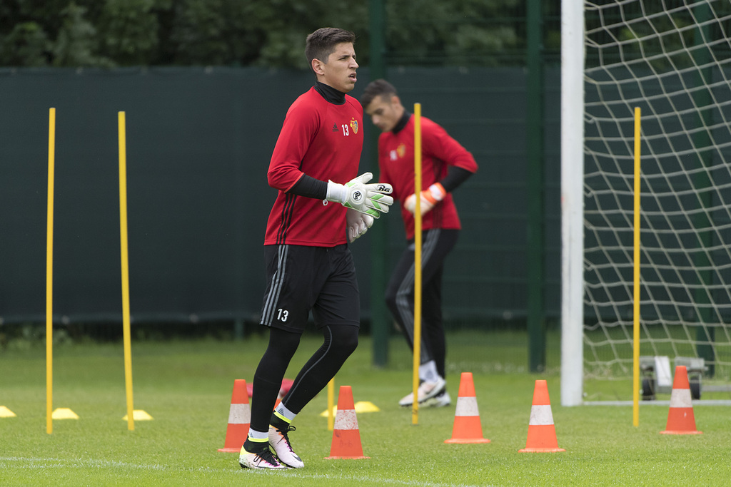 Der neu verpflichtete serbische Torhueter Djordje Nikolic beim Training des FC Basel auf den Trainingsplaetzen St. Jakob in Basel am Donnerstag, 16. Juni 2016. (KEYSTONE/Georgios Kefalas)