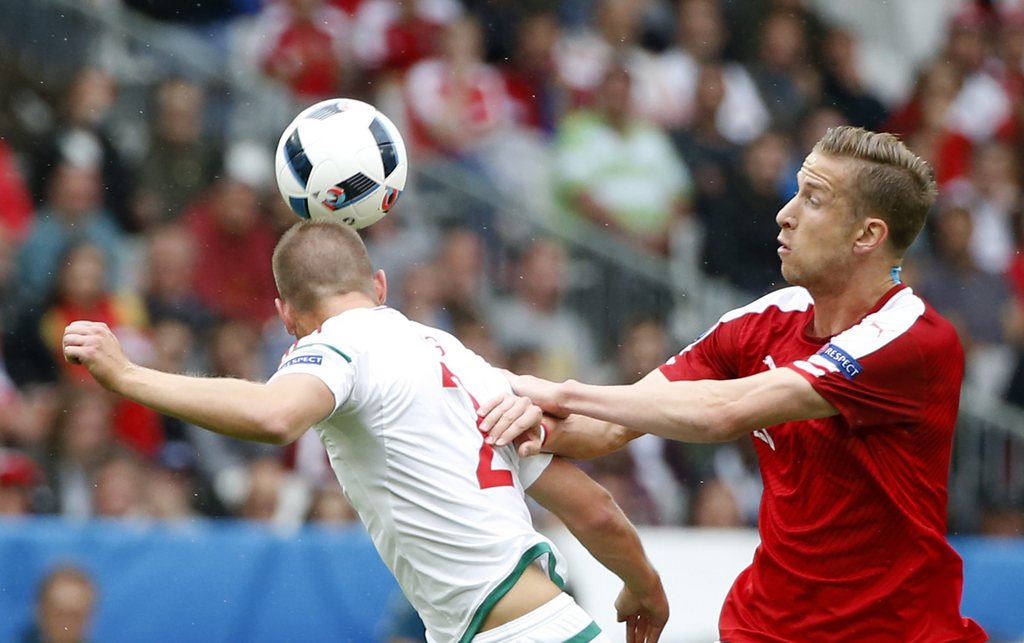 epa05364465 Marc Janko (R) of Austria in action against Adam Lang of Hungary during the UEFA EURO 2016 group F preliminary round match between Austria and Hungary at Stade de Bordeaux in Bordeaux, France, 14 June 2016.....(RESTRICTIONS APPLY: For editorial news reporting purposes only. Not used for commercial or marketing purposes without prior written approval of UEFA. Images must appear as still images and must not emulate match action video footage. Photographs published in online publications (whether via the Internet or otherwise) shall have an interval of at least 20 seconds between the posting.) EPA/RUNGROJ YONGRIT EDITORIAL USE ONLY