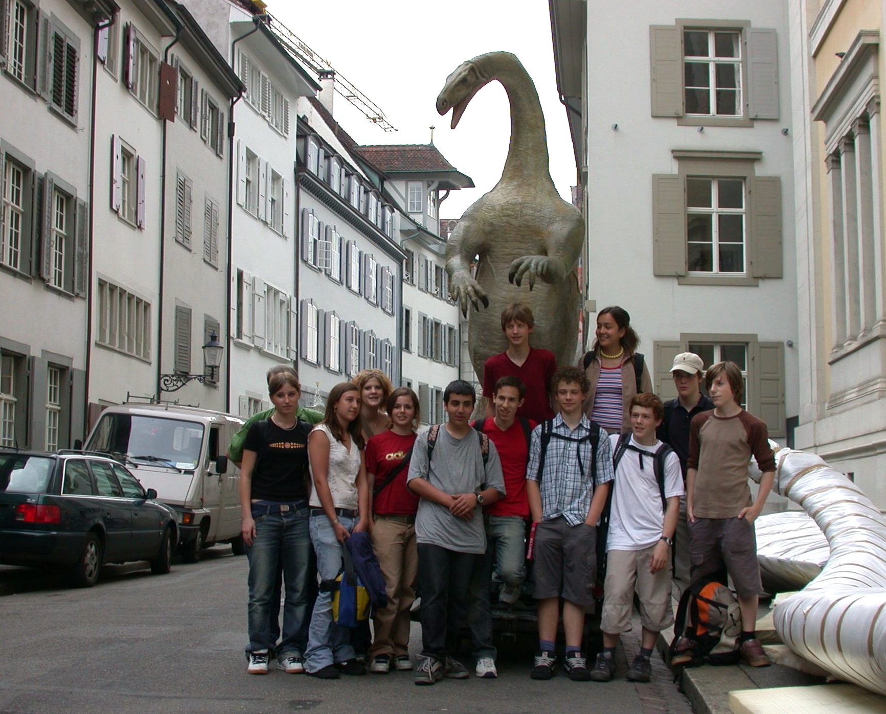 Als der Plateosaurus im Jahr 2003 das Museum verliess: Der Urzeit-Riese, welcher vermutlich eher auf allen Vieren unterwegs war, durfte auf zwei Beinen in Richtung Kirschgarten stapfen.