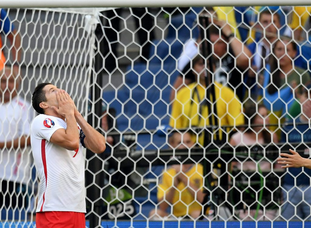 epa05381666 Poland's Robert Lewandowski reacts during the UEFA EURO 2016 group C preliminary round match between Ukraine vs Poland at the Stade Velodrome in Marseille, France, 21 June 2016.....(RESTRICTIONS APPLY: For editorial news reporting purposes only. Not used for commercial or marketing purposes without prior written approval of UEFA. Images must appear as still images and must not emulate match action video footage. Photographs published in online publications (whether via the Internet or otherwise) shall have an interval of at least 20 seconds between the posting.) EPA/Bartlomiej Zborowski POLAND OUT EDITORIAL USE ONLY