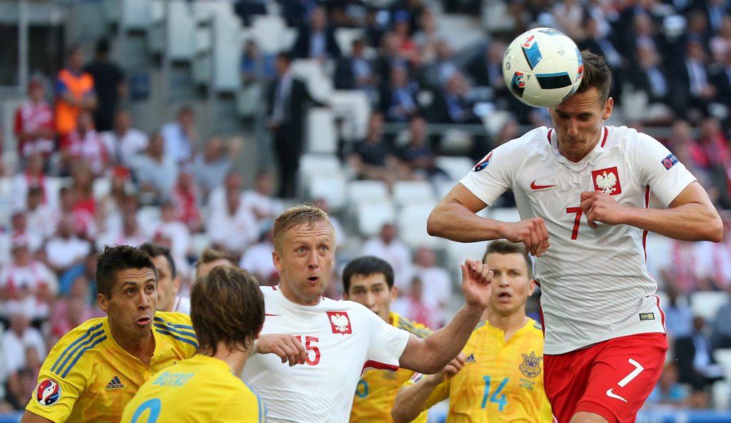 epa05381921 Arkadiusz Milik of Poland (R) in action during the UEFA EURO 2016 group C preliminary round match between Ukraine and Poland at Stade Velodrome in Marseille, France, 21 June 2016.....(RESTRICTIONS APPLY: For editorial news reporting purposes only. Not used for commercial or marketing purposes without prior written approval of UEFA. Images must appear as still images and must not emulate match action video footage. Photographs published in online publications (whether via the Internet or otherwise) shall have an interval of at least 20 seconds between the posting.) EPA/OLIVER WEIKEN EDITORIAL USE ONLY