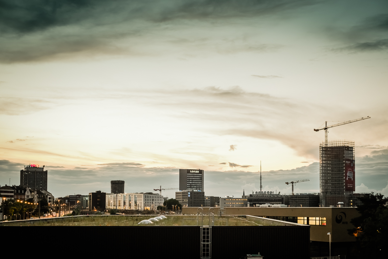 Schöne Aussichten – hier von der Dachterrasse im Hinterhof.