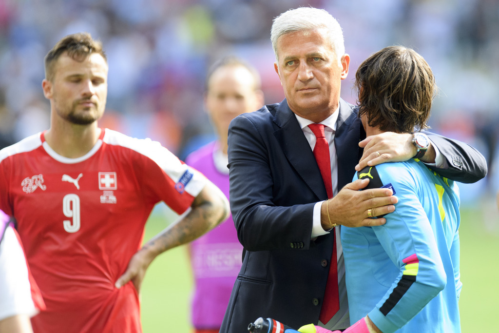 Swiss goalkeeper Yann Sommer, right, looks desapointed with Swiss head coach Vladimir Petkovic, center, and Swiss forward Haris Seferovic, left, after loosing the UEFA EURO 2016 round of 16 soccer match between Switzerland and Poland, at the Geoffroy Guichard stadium in Saint-Etienne, France, Saturday, June 25, 2016. (KEYSTONE/Jean-Christophe Bott)