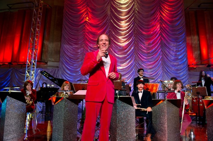 Ist es Adriano Celentano? Nein, es ist der Musikalische Leiter der Produktion, Titus Engel, mit Studierenden der Hochschule für Musik der FHNW.