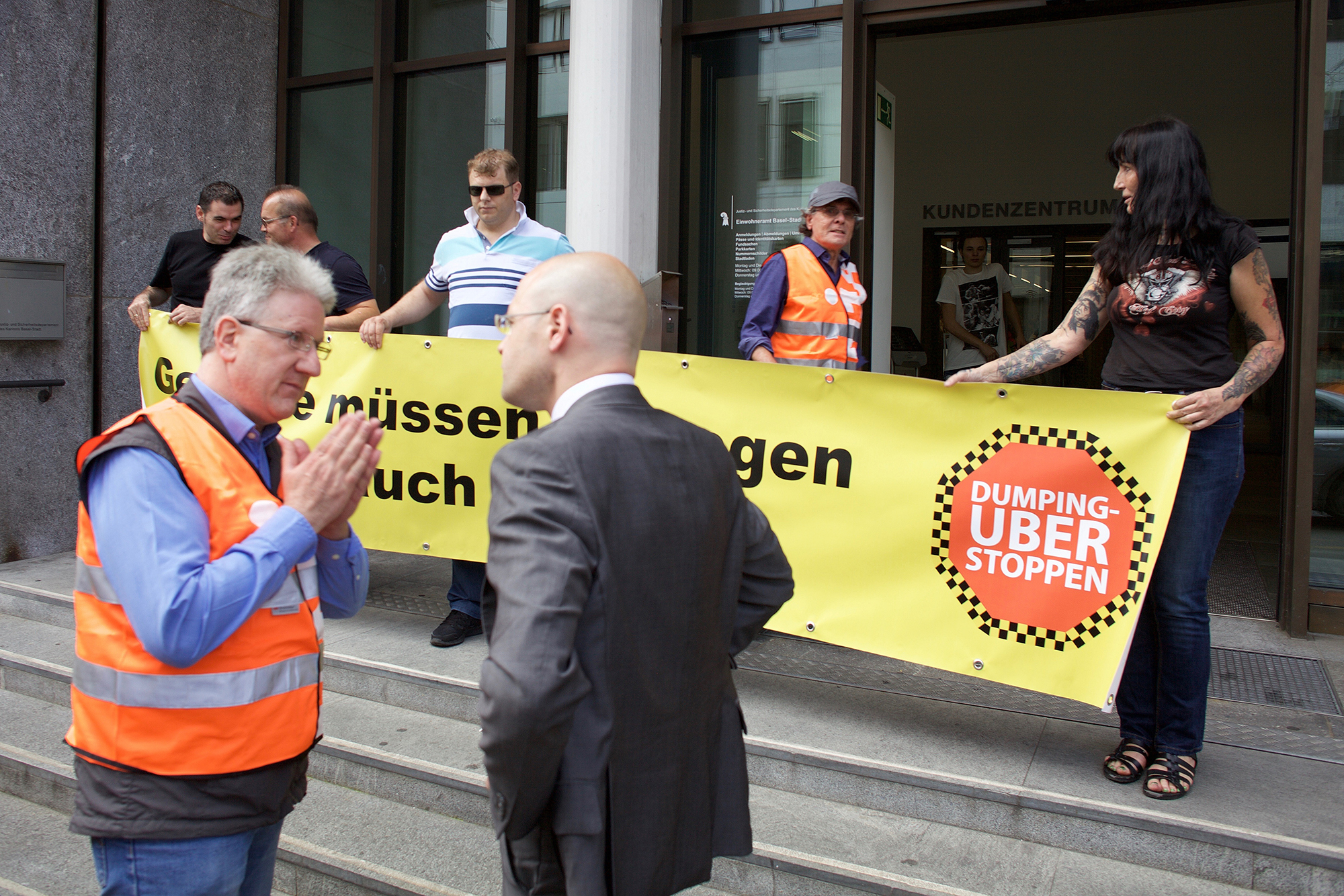 Inständig bitten die Übergeber der Beweismittel den Vorsteher des Sicherheitsdepartements, er möge etwas gegen Uber tun.