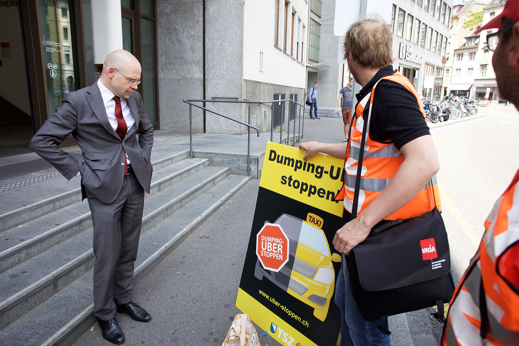 Baschi Dürr schaut sich die mitgebrachten Anti-Uber-Plakate an.
