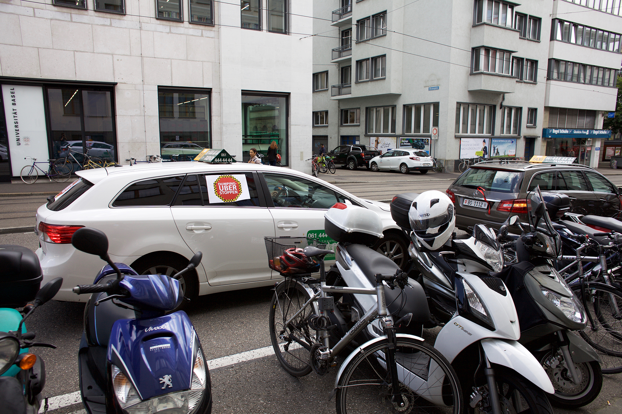Eines der Demo-Taxis vor dem Spiegelhof in der Innenstadt.