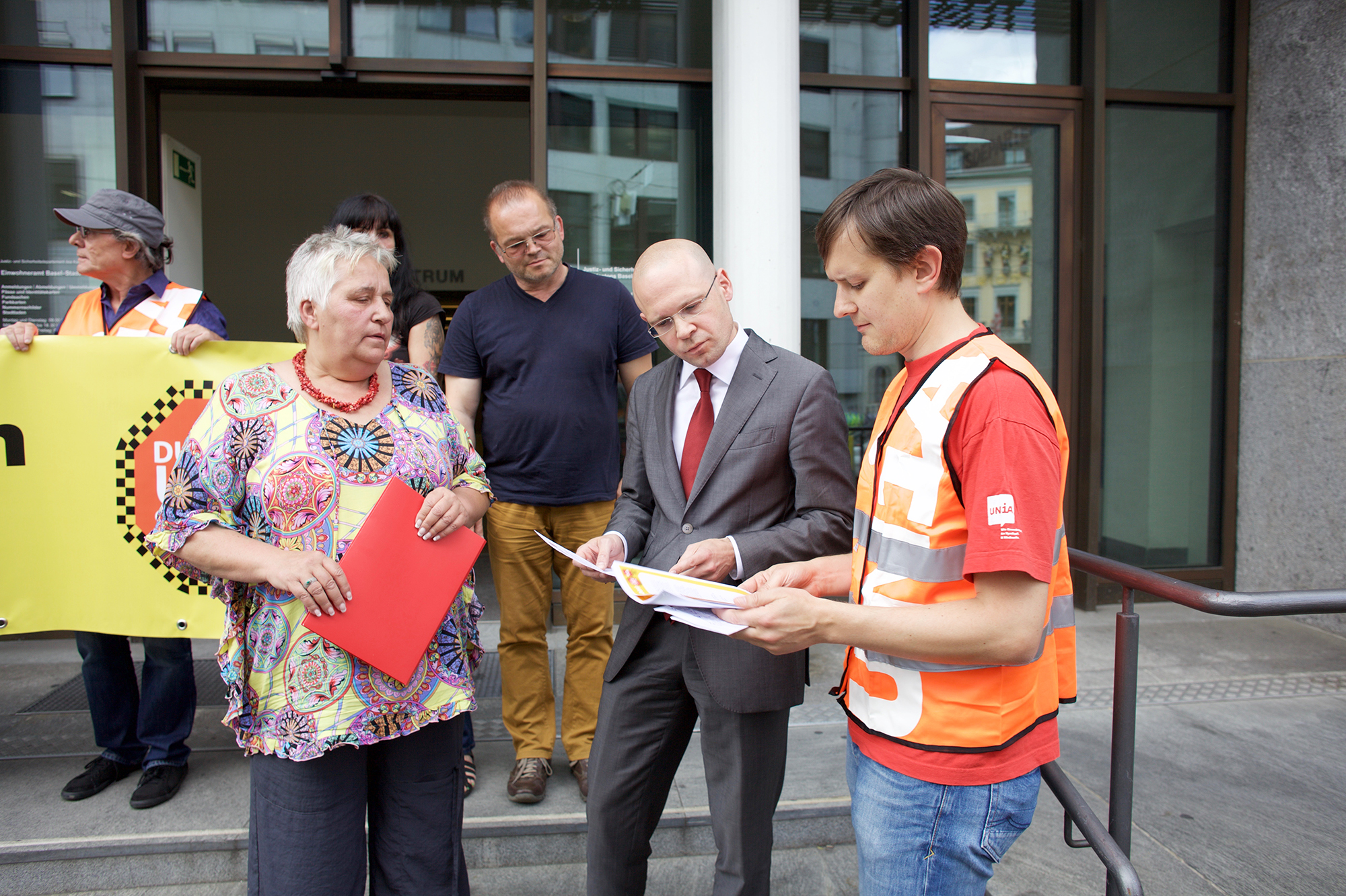 Die Übergabe des Briefes und des Dossiers mit den Recherchen der Taxi-Fahrer.