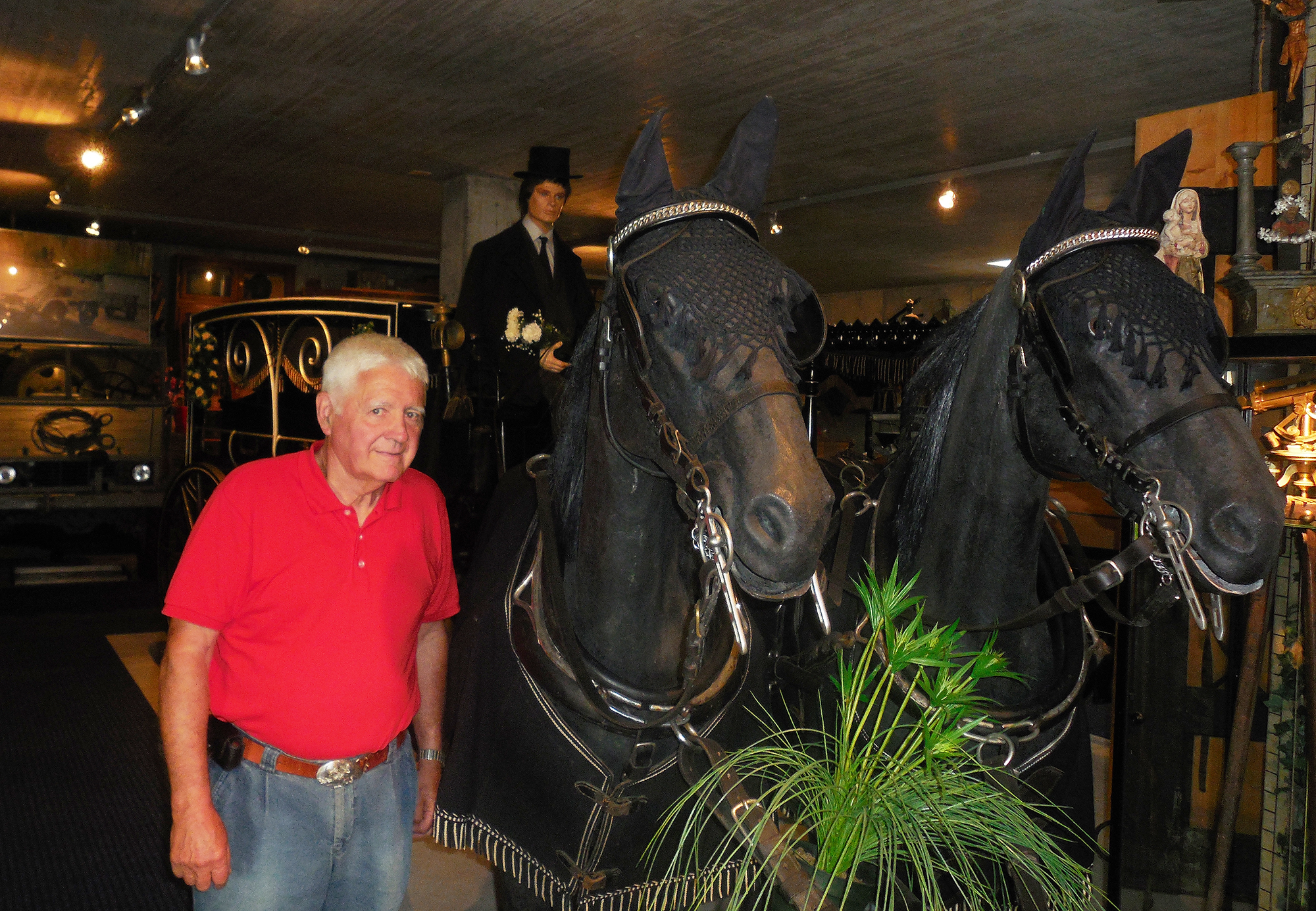 Auch Leichenwagen aus der ganzen Schweiz gehören zur Sammlung – hier einer aus Basel.