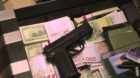 <p>Sind nicht nur in Agentenfilmen oft nahe beieinander: Geld und Pässe, hier Jason Bournes Schweizer Bankschliessfach im Ag