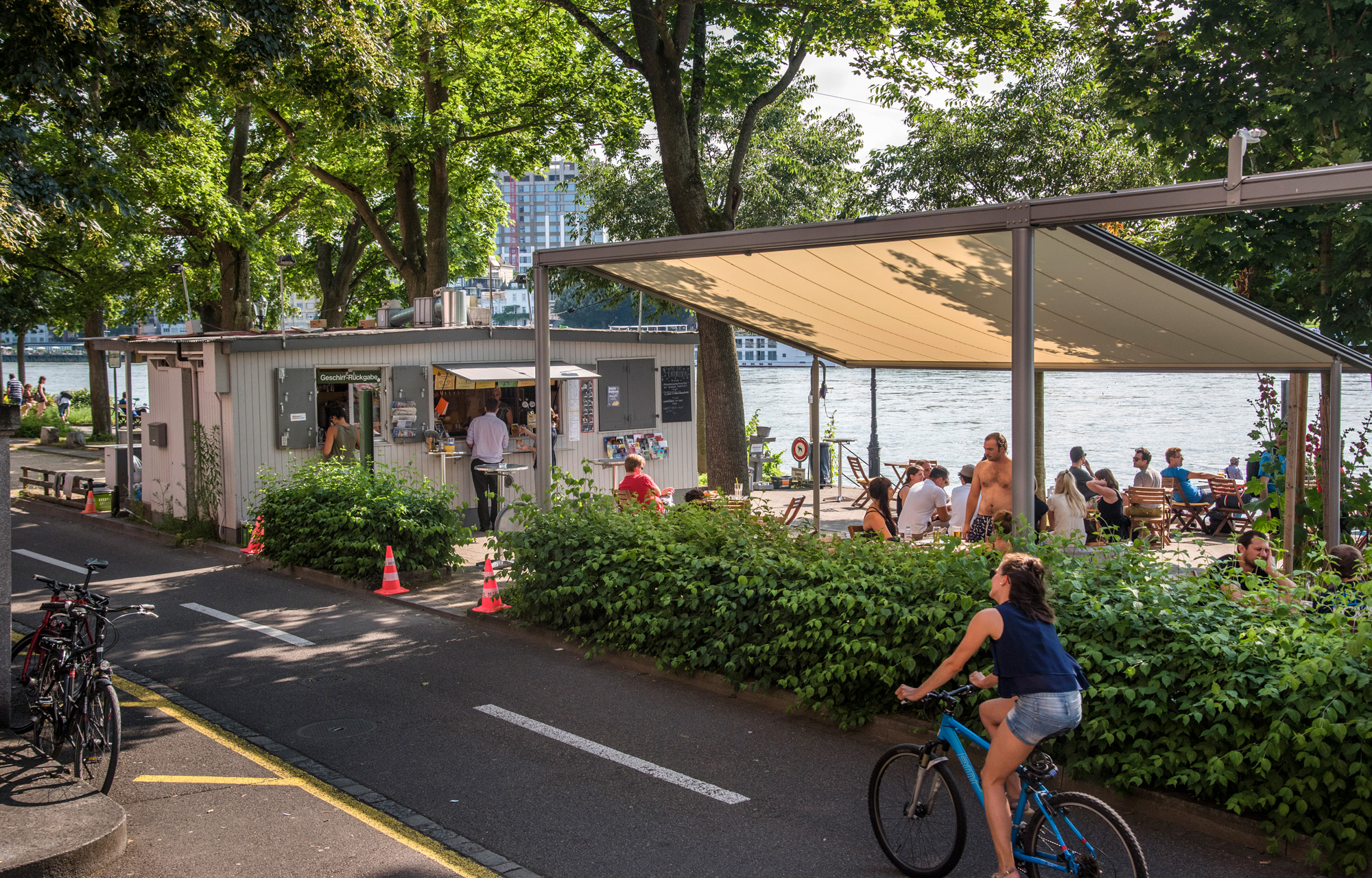 Dank den Buvetten herrscht im Sommer ein mediterranes Lebensgefühl am Rhein.