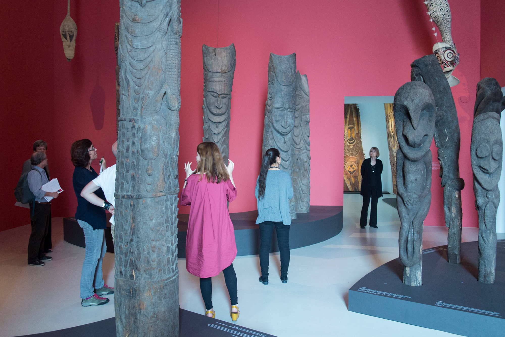 Grosse Objekte in grossen Räumen – der höchste Raum der Ausstellung wird maximal ausgenutzt.