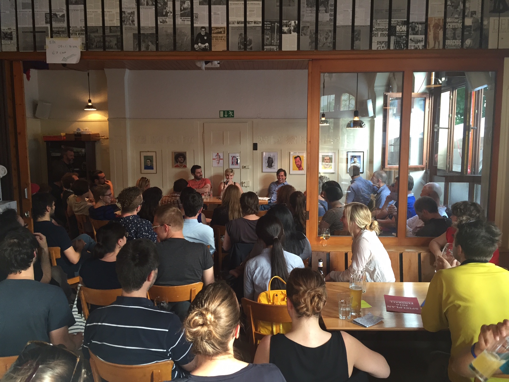 Das engische Seminar lädt zur Diskussion in die Fussballkulturbar «didi:offensiv» und rund 60 Neugierige kommen – auch wegen FCB-Idol Ivan Ergic, hinten links im roten Shirt zu erkennen.