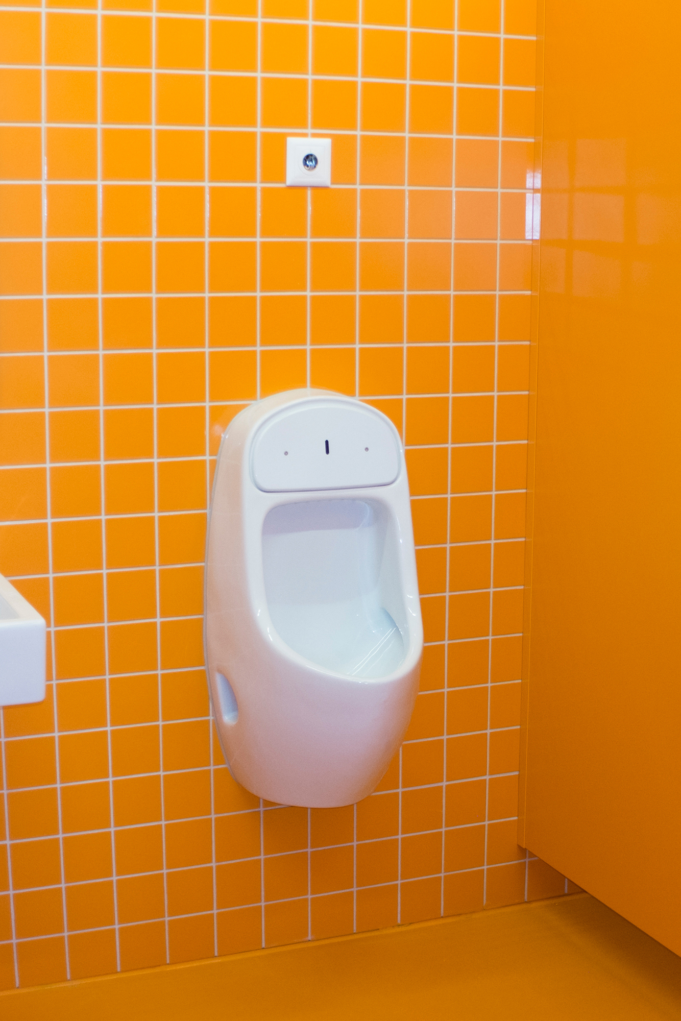 Nie mehr das WC suchen: unübersehbares Knallorange im neuen Sandgruben-Schulhaus.