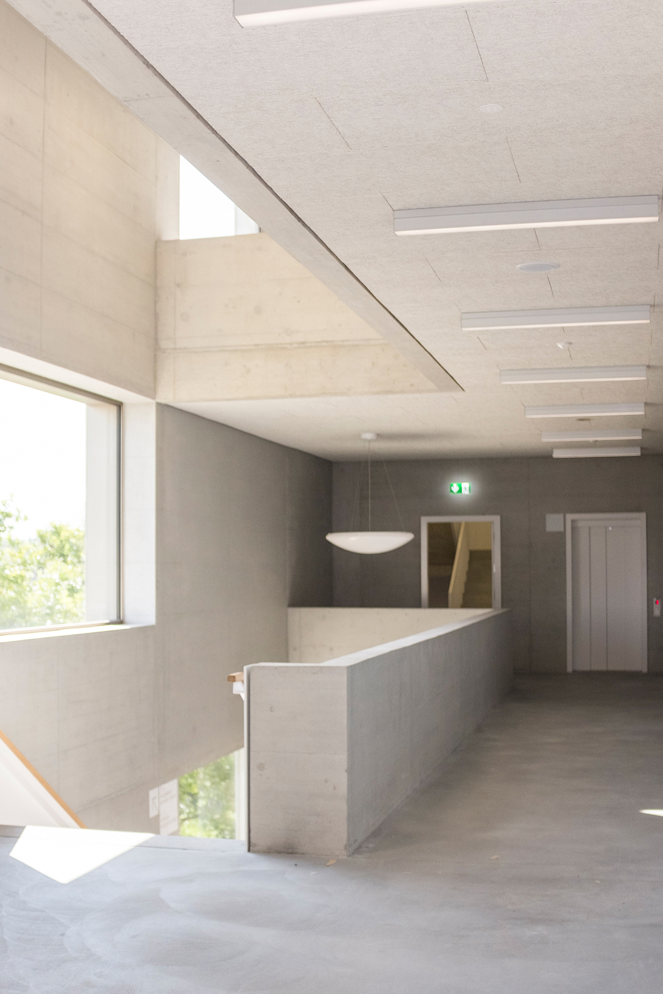 Fast wie das Kunstmuseum. Beton, schlichtes Grau, Handläufe aus Holz - «ehrliche» Architektur im Sandgruben.