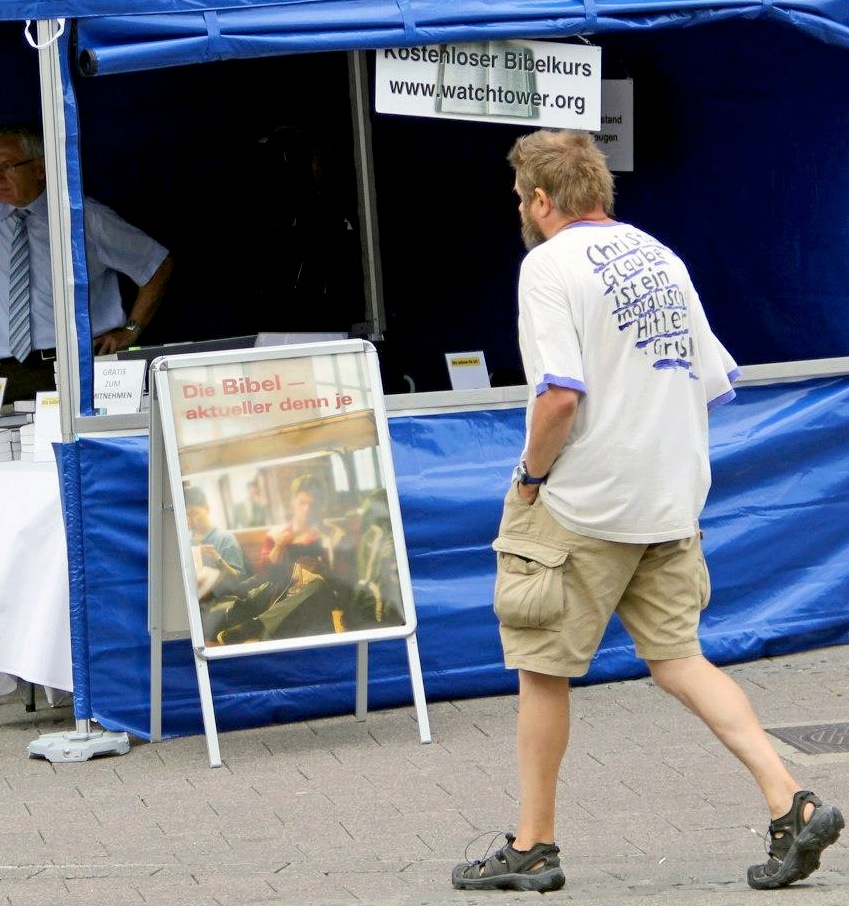 In den letzten Jahren mehr auf der Strasse als vor der Haustür: Die «Zeugen Jehovas» haben ihre Missionsstrategie geändert, was bei Basels prominentestem Religionskritiker für Interesse sorgt.