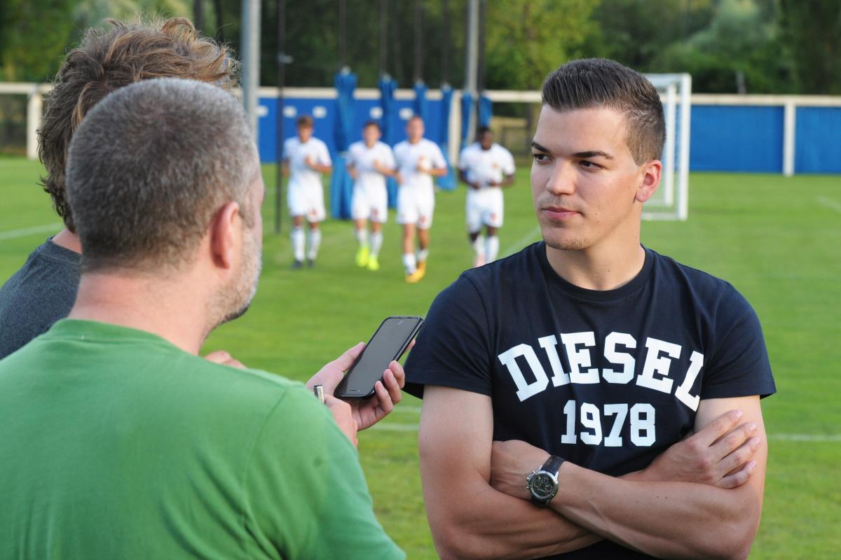 08.07.2016; Muenchenstein; Fussball Super League - Testspiel FC Basel - FC Lausanne-Sport; Kevin Bua redet mit Journalisten (Steffen Schmidt/freshfocus)