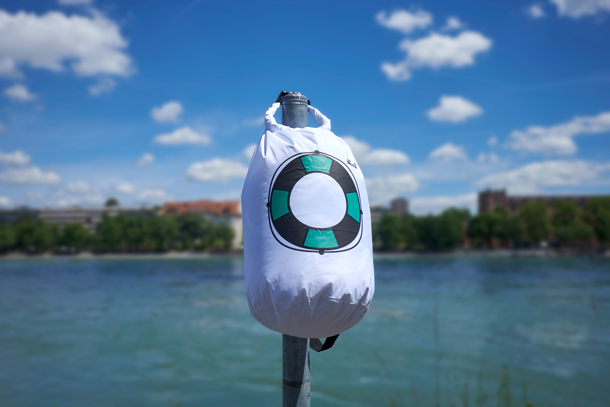 Ein Bad im Rhein kühlt und fasziniert nicht nur Einheimische. Schwimmsäcke gibt es auch von der TagesWoche.