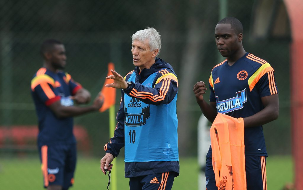 epa04259129 Colombian national soccer team head coach Jose Pekerman (C) and player Eder Alvarez Balanta (R) during a training session at Laudo Natel center in Cotia, Brazil, June 15, 2014. EPA/MAURICIO DUENAS CASTANEDA