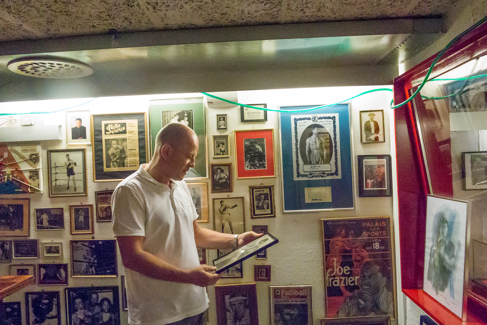 Stolz vor der Autogrammwand: Boxerfan Luzius Martin.
