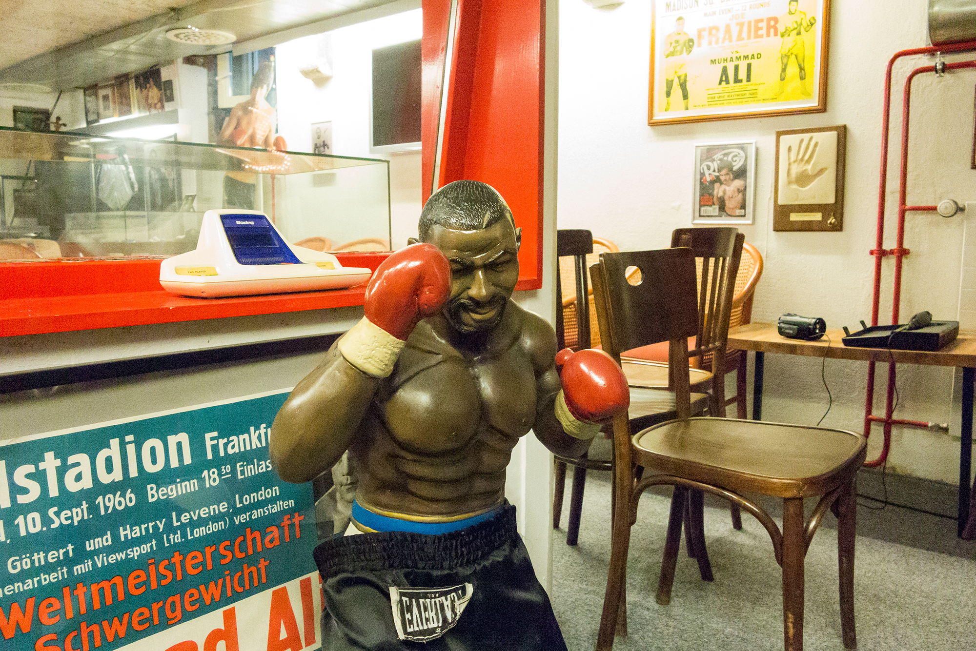 Der Museumsgast wird von Mike Tyson im Kleinformat begrüsst.