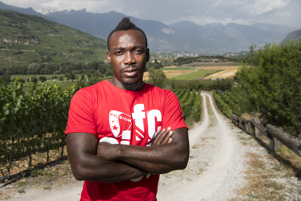 Arthur Boka, le joueur du FC Sion, pose lors de la conference de presse de presentation de la saison 2016/17 du FC Sion ce jeudi 21 juillet 2016 a Granges en Valais. (KEYSTONE/Jean-Christophe Bott)