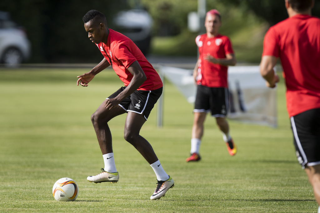 Edimilson Fernandes, le joueur du FC Sion, en action pendant un entrainement apres la conference de presse de presentation de la saison 2016/17 du FC Sion ce jeudi 21 juillet 2016 a Granges en Valais. (KEYSTONE/Jean-Christophe Bott)