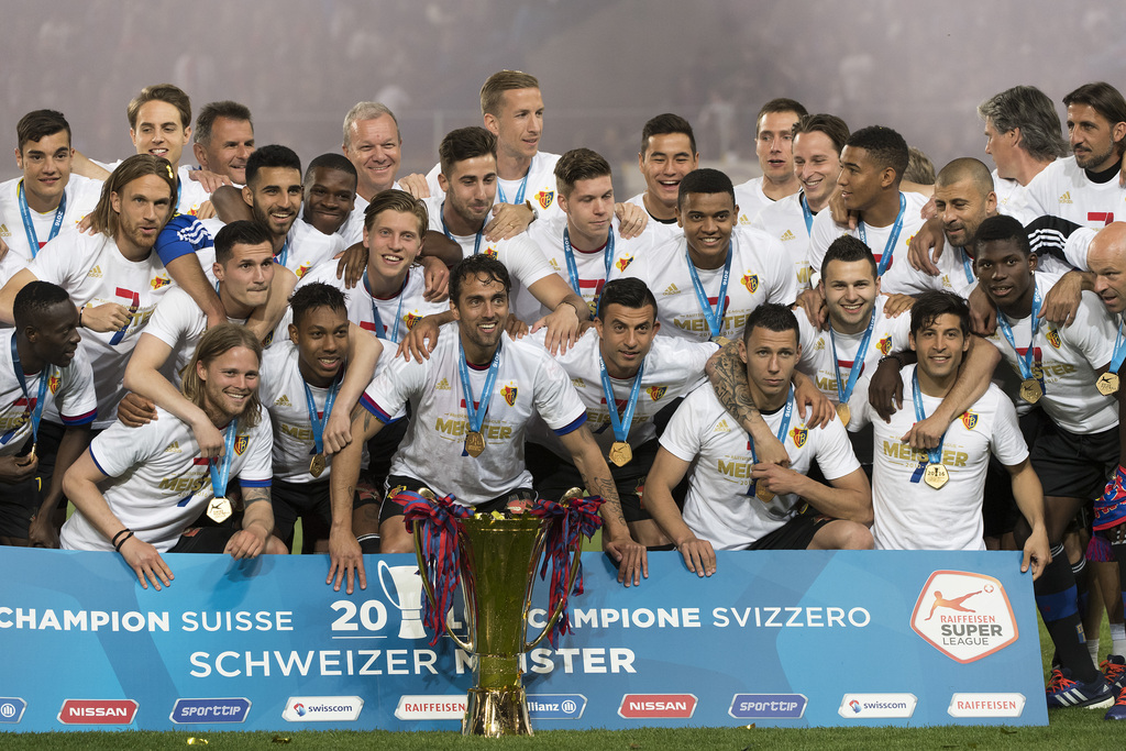 ZUR DER AM SAMSTAG, 23. JULI 2016, BEGINNENDEN SUPER LEAGUE FUSSBALL-MEISTERSCHAFT SAISON 2016/17 STELLEN WIR IHNEN FOLGENDES BILDMATERIAL ZUR VERGANGENEN SAISON ZUR VERFUEGUNG - Die Mannschaft des FC Basel jubelt als Schweizer Meister mit dem Pokal nach dem letzten Fussball Meisterschaftsspiel der Saison, im Stadion St. Jakob-Park in Basel, am Mittwoch, 25. Mai 2016. Der FC Basel wurde zum siebten Mal in Serie Schweizer Meister. Der FC Basel wurde zum siebten Mal in Serie Schweizer Meister. (KEYSTONE/Georgios Kefalas)