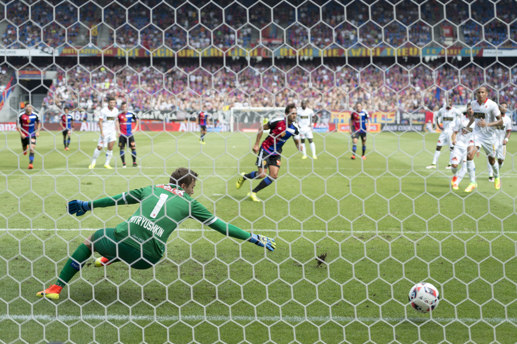 Basel's Matias Delgado, center back, scores with a penalty against Sion's goalkeeper Anton Mitryushkin, front, during a Super League match between FC Basel 1893 and FC Sion, at the St. Jakob-Park stadium in Basel, Switzerland, on Sunday, July 24, 2016. (KEYSTONE/Georgios Kefalas)