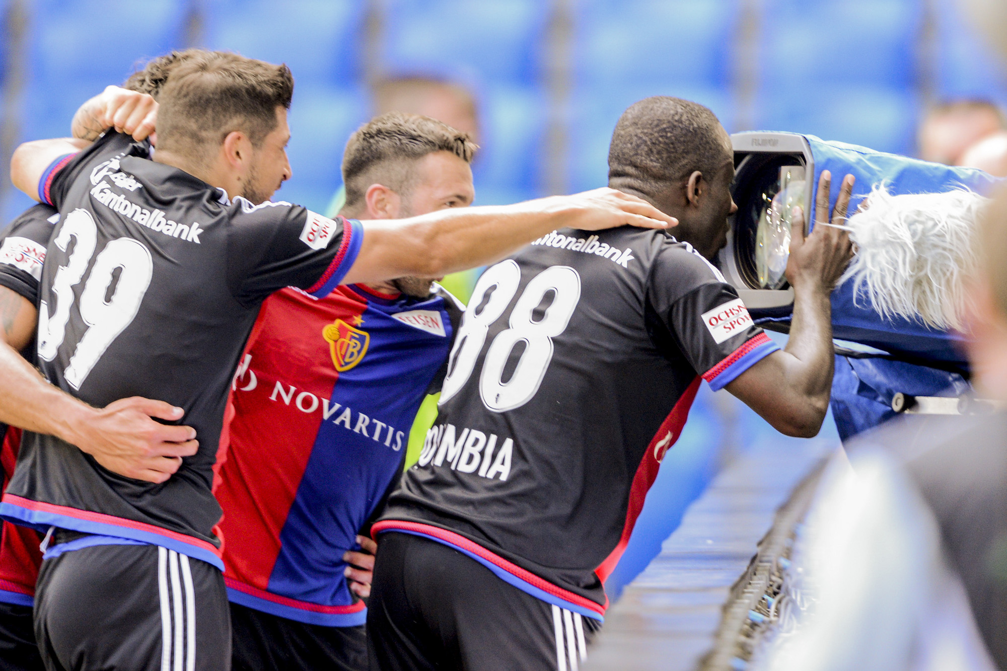 24.07.2016; Basel; Fussball Super League - FC Basel 1893 - FC Sion; Seydou Doumbia (Basel) jubelt nach dem Tor zum 2:0 in die TV Kamera (Andy Mueller/freshfocus)