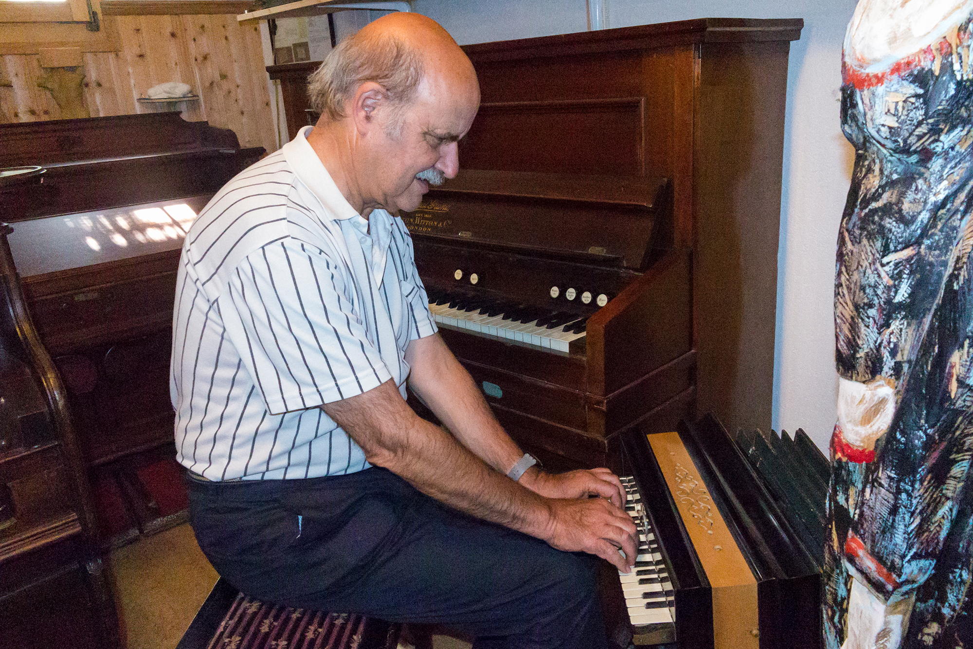 Stalder spielt auf einem Miniarmonium. Er besitzt Harmonien in allen Grössen...