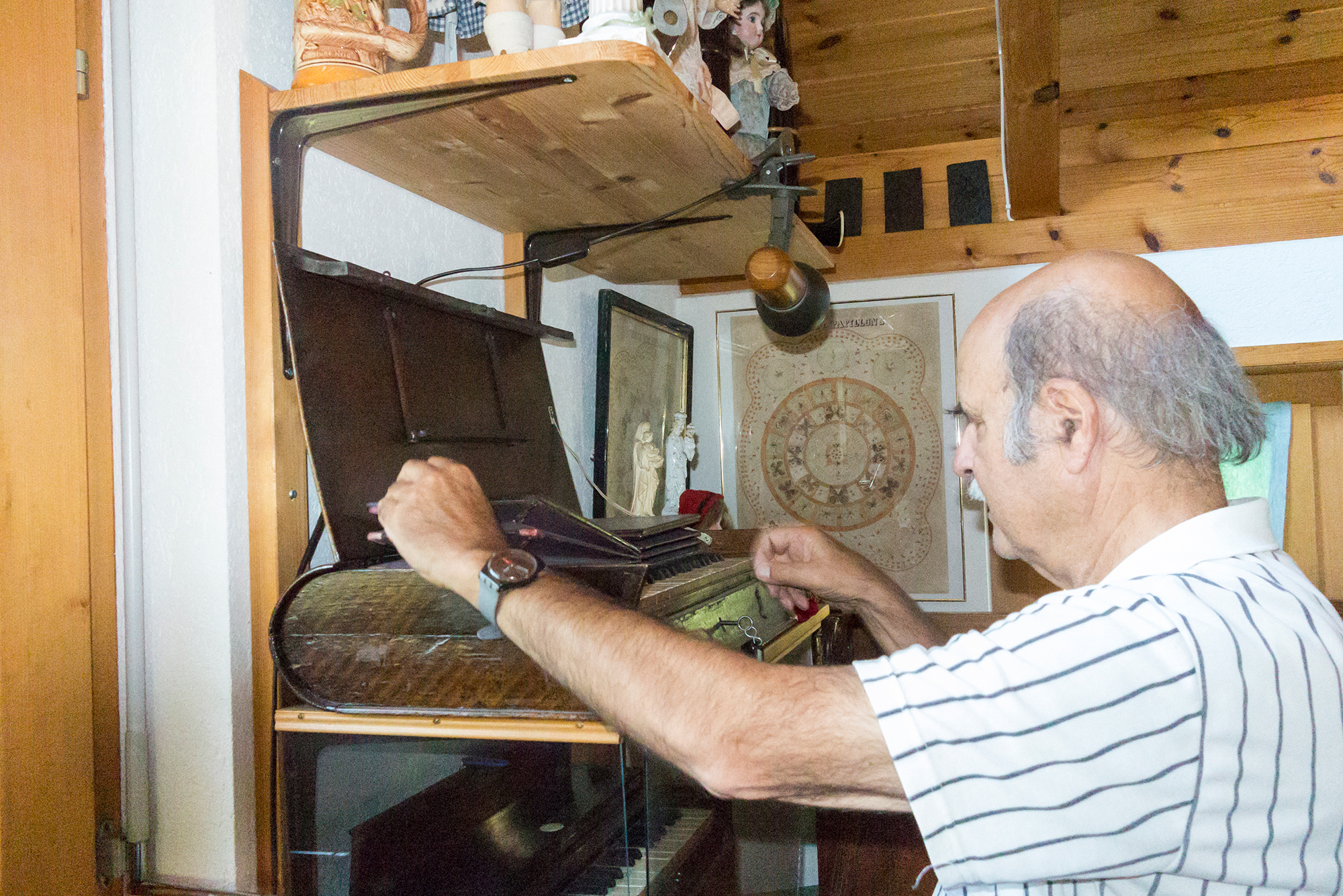 ... und in allen Formen. Hier ein Harmonium in Bibelform.