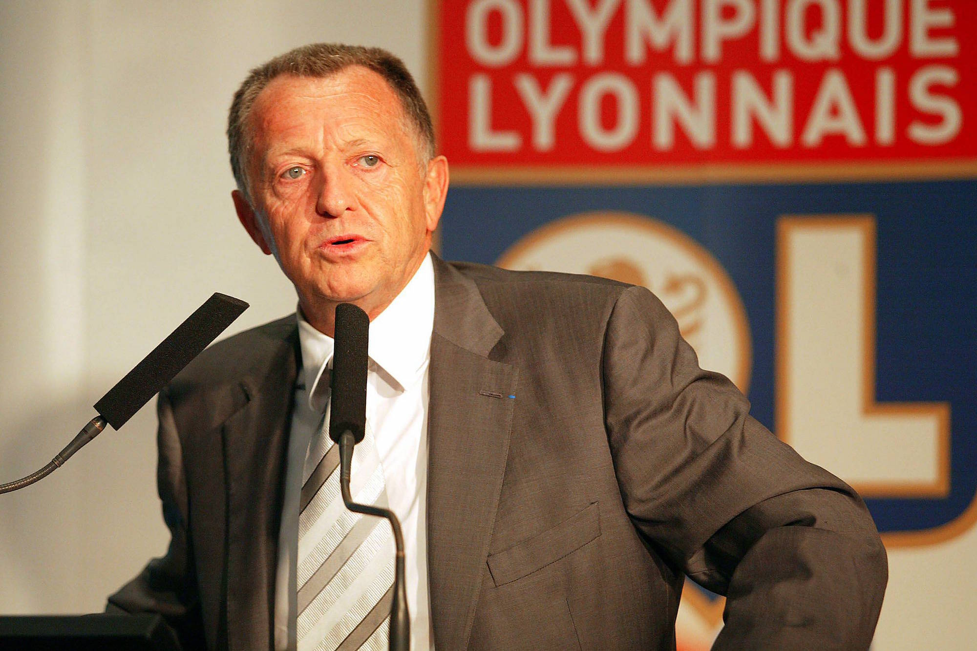 Bildnummer: 02202011 Datum: 24.07.2006 Copyright: imago/PanoramiC Pr‰sident Jean Michael Aulas (Lyon) - Pressekonferenz - PUBLICATIONxNOTxINxITA (pan15314); Vdig, quer, close, Mikro, Mikrofon, Funktion‰r, Funktion‰re, Vereinsf¸hrung, Pr‰sidium, Vorstand Ligue 1 2006/2007, 1. Franzˆsische Liga, Olympique Lyonnais, OL, Pressekonferenz, PK, Pressetermin Lyon Fuflball Herren Mannschaft Frankreich Einzelbild Randmotiv Personen