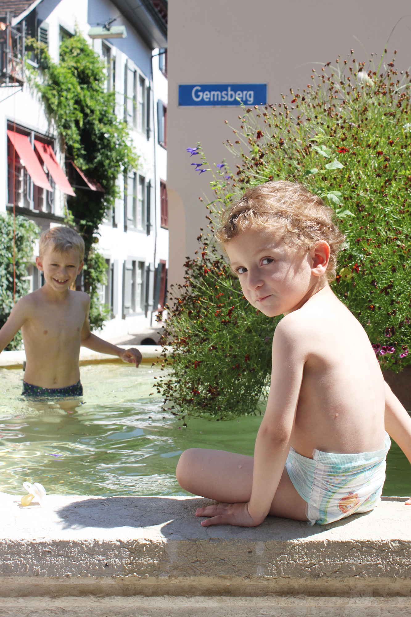 Der Höhepunkt des Tages: Bad im Brunnen am Gemsberg.