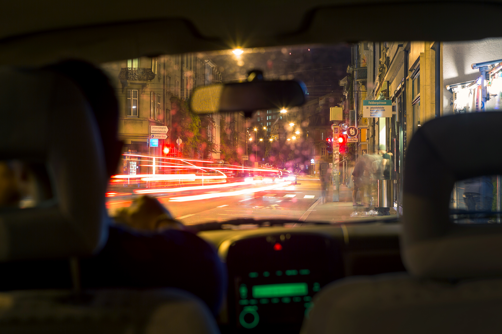 UberPop-Fahrer erzählen, dass die App keine Grenzen kenne: Theoretisch könnte man 24 Stunden am Stück mit Uber fahren.