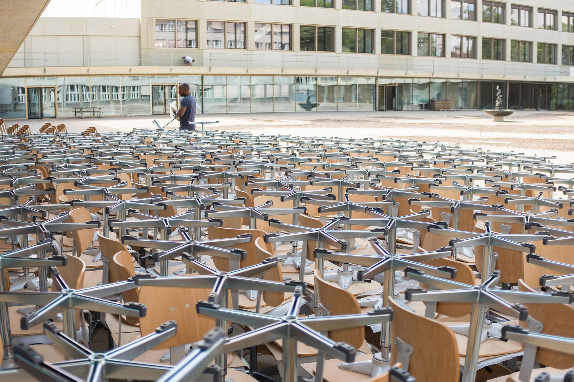 Könnte auch eine Kunstinstallation sein, ist aber nur eine grosse Ladung neuer Holzstühle.