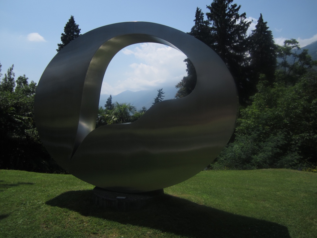 «Huis Clos» von Jean Arp auf dem Monte Verità – eines der letzten Überbleibsel der bewegten Geschichte des Hügels. 